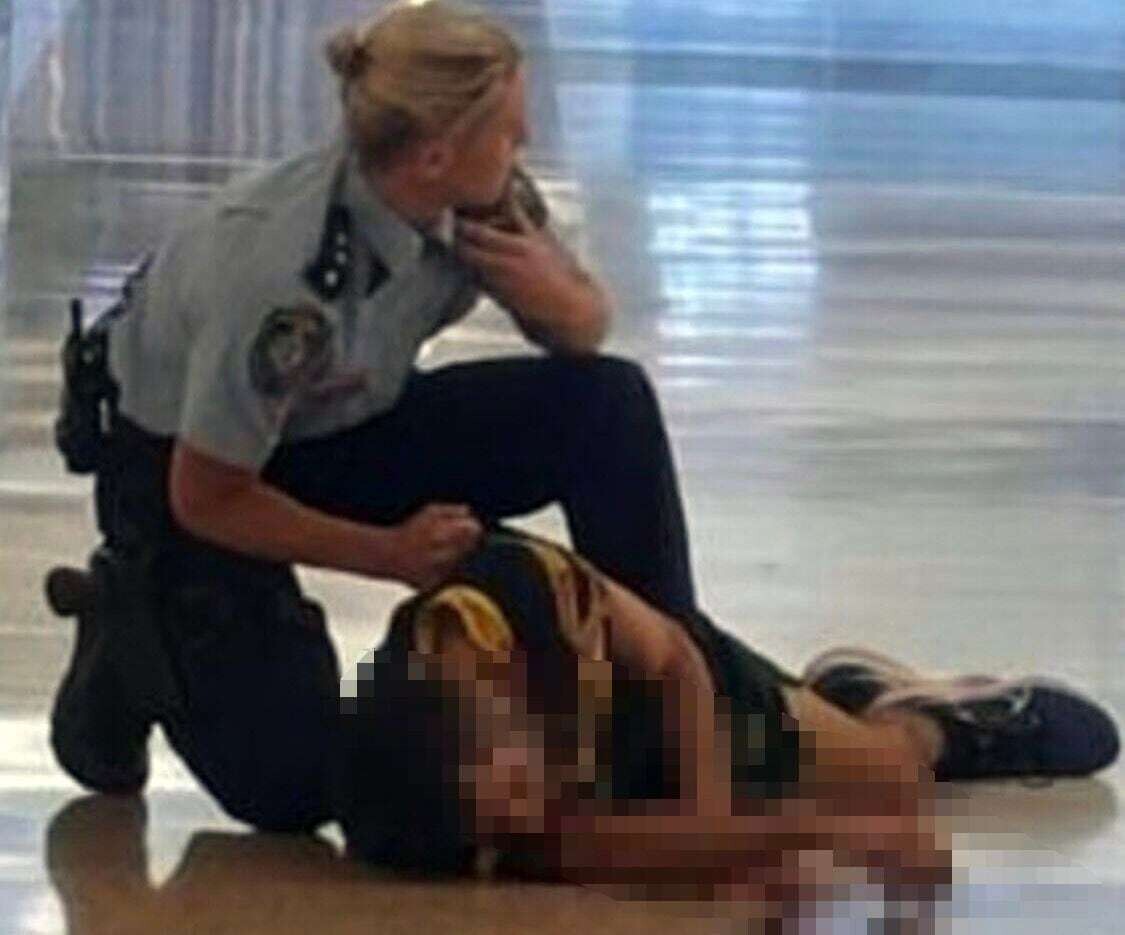 Шесть человек, пять женщин и один мужчина, погибли в результате нападения с ножом в торговом центре в Сиднее, Австралия. Нападавший, 40-летний мужчина, был застрелен полицейским. Наши мысли с теми, кого затронуло это ужасное событие.