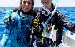 Mother and Daughter Discover World's Largest Coral Reef