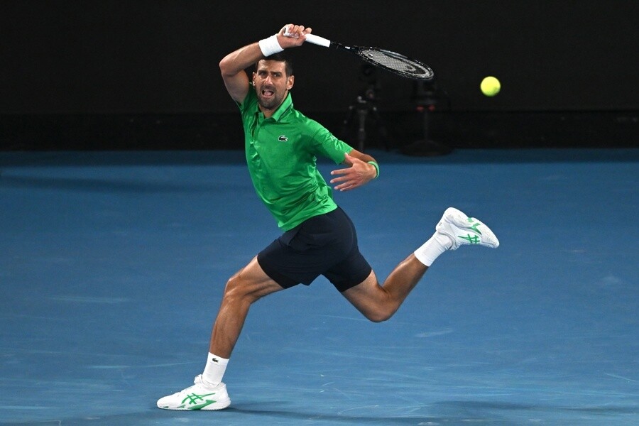 Djokovic pasa directo a cuartos tras retirada de Mensik