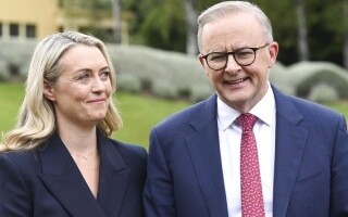 Australian PM to Marry in Outdoor Spring Ceremony